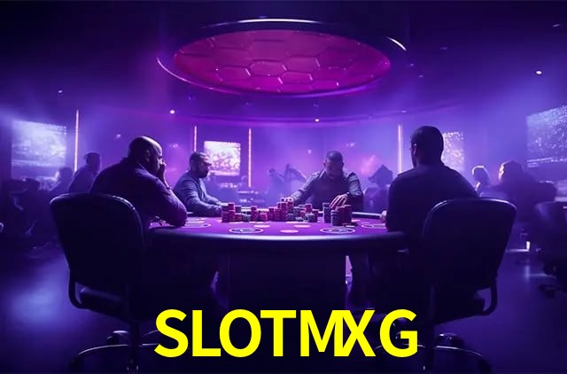 Escena dinámica inspirada en casino con iluminación SLOTMXG, cartas, fichas e íconos de juegos digitales en un espacio moderno de juegos.